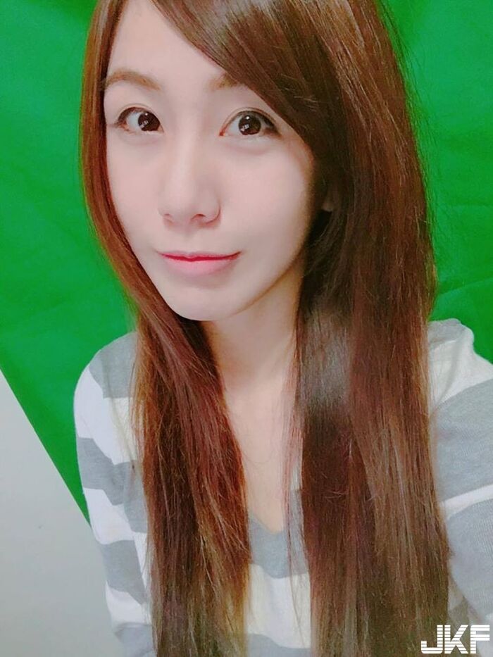 白皙美乳挑戰你的定力 正妹直播實況主Niya妮婭超短深V襯衫 3th image