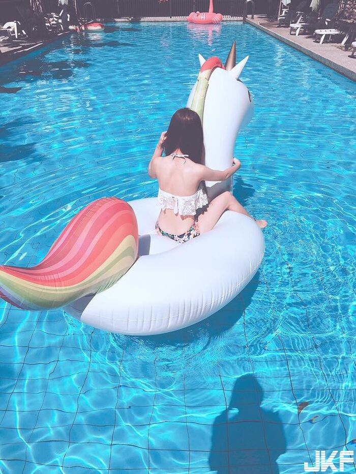 白皙美乳挑戰你的定力 正妹直播實況主Niya妮婭超短深V襯衫 4th image