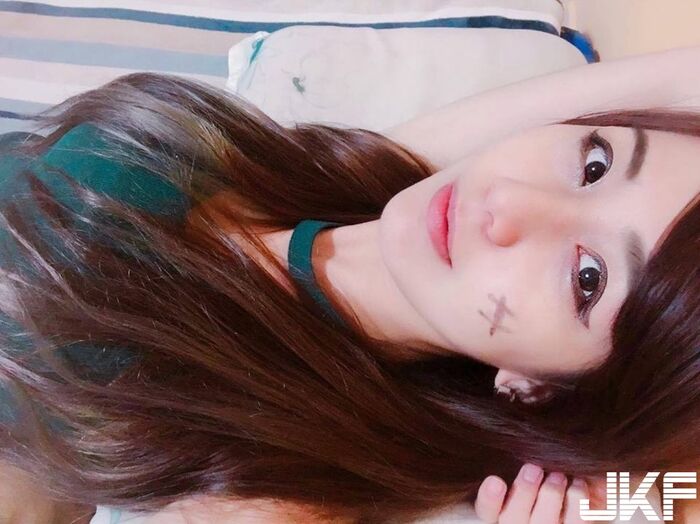 白皙美乳挑戰你的定力 正妹直播實況主Niya妮婭超短深V襯衫 5th image