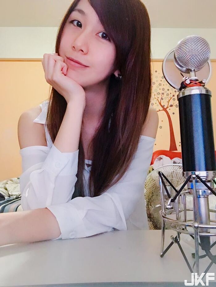 白皙美乳挑戰你的定力 正妹直播實況主Niya妮婭超短深V襯衫 6th image