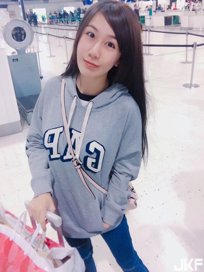 白皙美乳挑戰你的定力 正妹直播實況主Niya妮婭超短深V襯衫 7th image