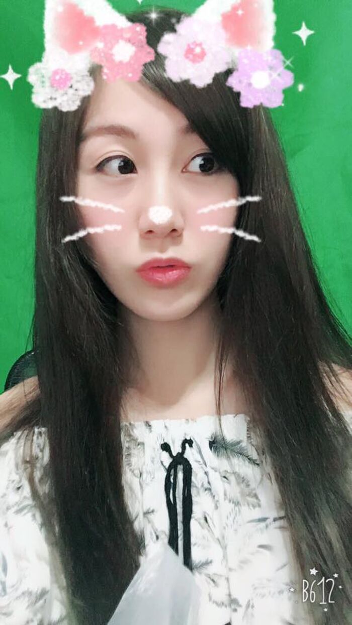 白皙美乳挑戰你的定力 正妹直播實況主Niya妮婭超短深V襯衫 8th image