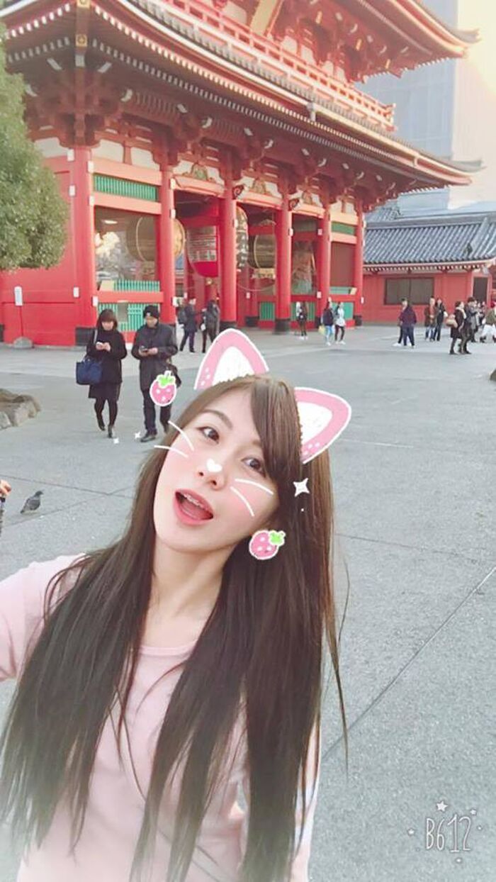 白皙美乳挑戰你的定力 正妹直播實況主Niya妮婭超短深V襯衫 9th image