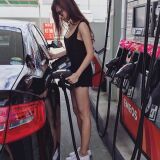 自助加油遇到長腿正妹BONNIE 被兇的我油槍都插歪了 這有E吧？