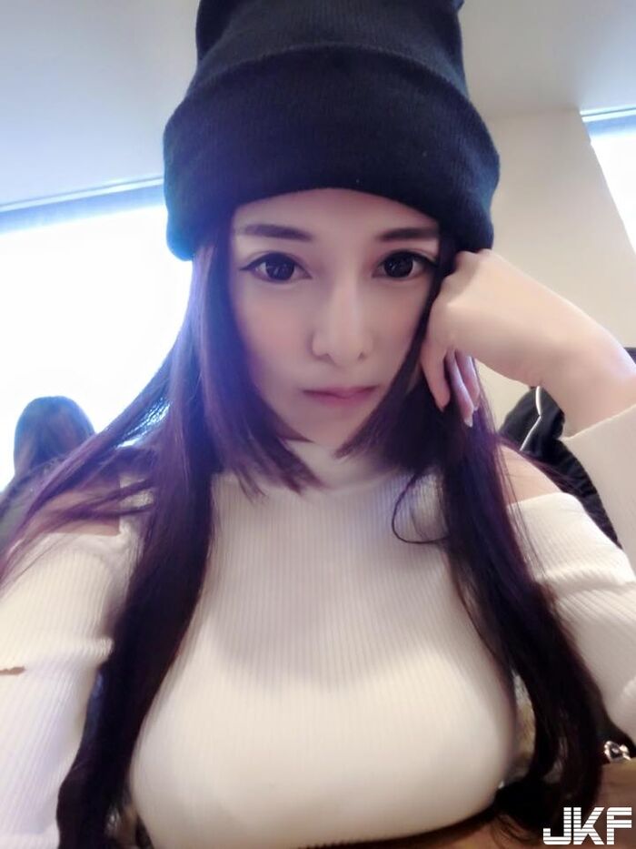 G奶甜心幫安希「鏤空毛衣中門大開唱歌」渾圓飽滿巨乳感覺唱起歌會很有power 32th image