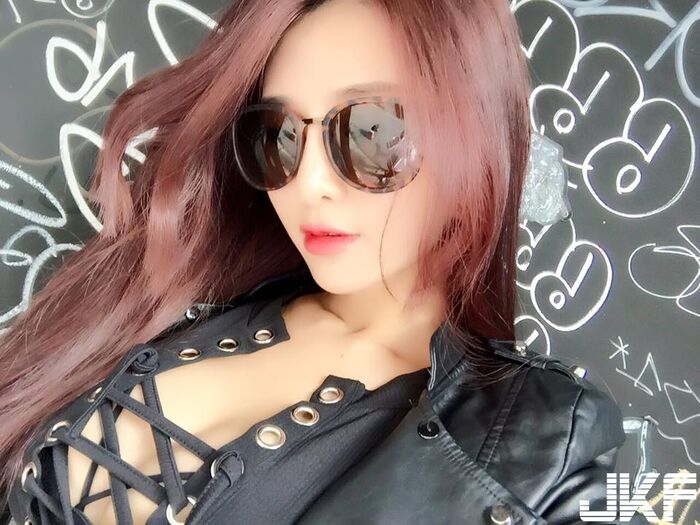 G奶甜心幫安希「鏤空毛衣中門大開唱歌」渾圓飽滿巨乳感覺唱起歌會很有power 41th image