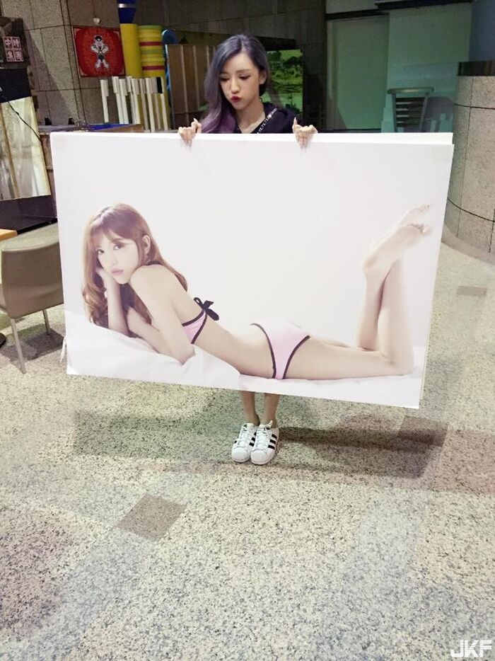 32D堅挺美胸麻豆~陳柔甄(陳咖喀)~坐沙灘上穿爆乳比基尼 呼之欲出的雙乳 11th image