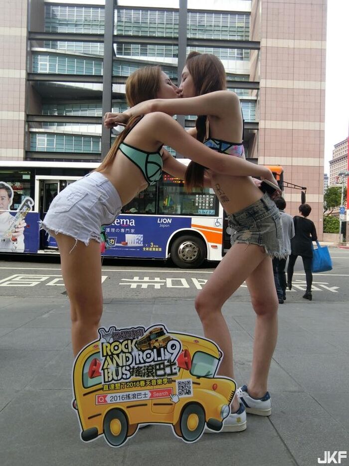 32D堅挺美胸麻豆~陳柔甄(陳咖喀)~坐沙灘上穿爆乳比基尼 呼之欲出的雙乳 17th image