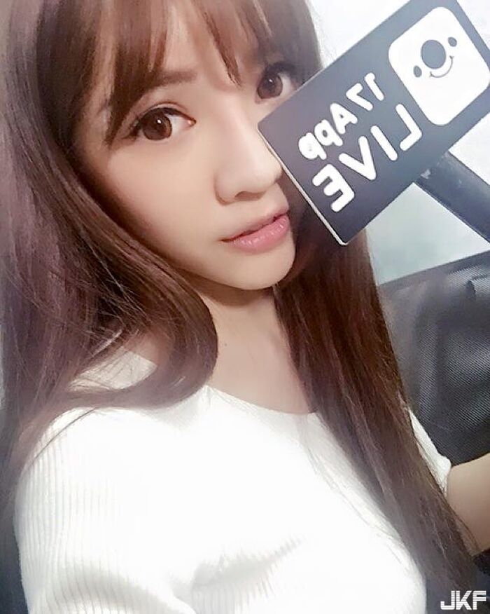 32D堅挺美胸麻豆~陳柔甄(陳咖喀)~坐沙灘上穿爆乳比基尼 呼之欲出的雙乳 18th image