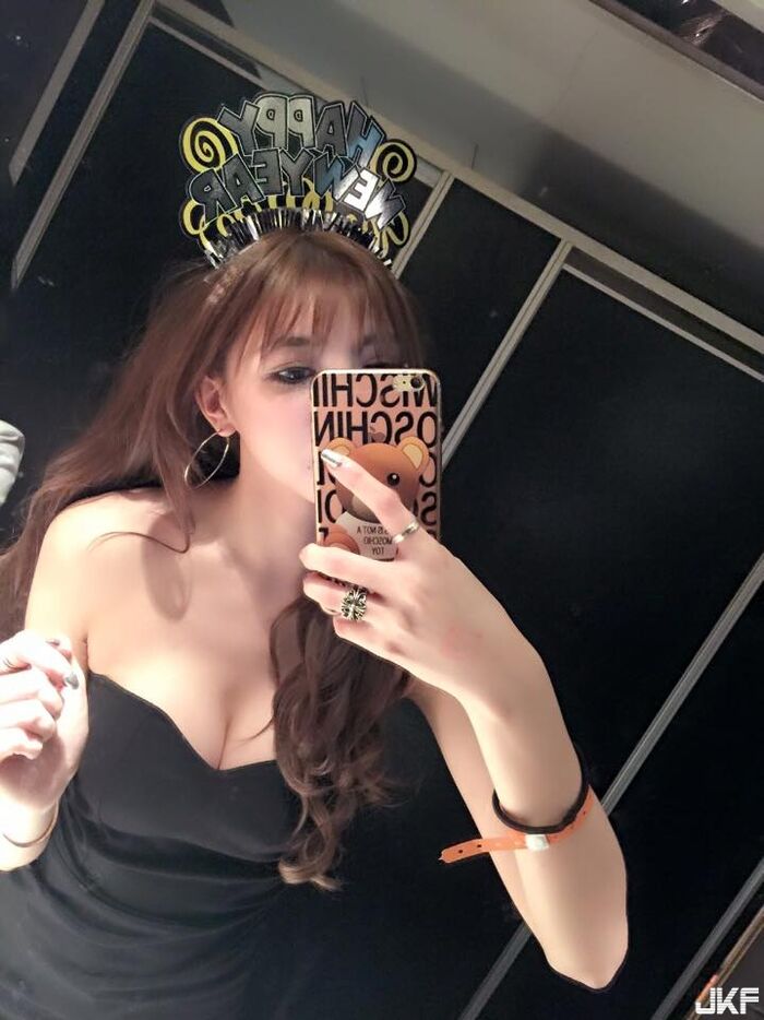 32D堅挺美胸麻豆~陳柔甄(陳咖喀)~坐沙灘上穿爆乳比基尼 呼之欲出的雙乳 27th image
