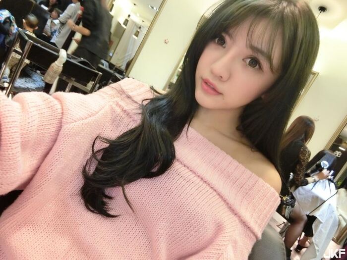 32D堅挺美胸麻豆~陳柔甄(陳咖喀)~坐沙灘上穿爆乳比基尼 呼之欲出的雙乳 29th image