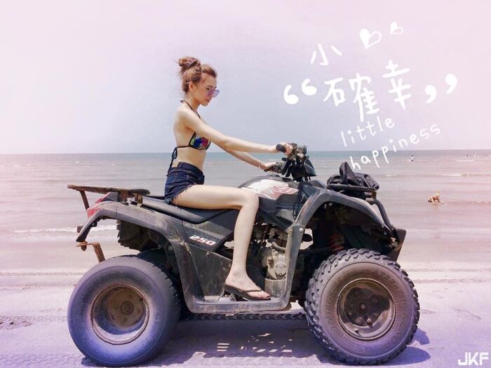 32D堅挺美胸麻豆~陳柔甄(陳咖喀)~坐沙灘上穿爆乳比基尼 呼之欲出的雙乳 3th image