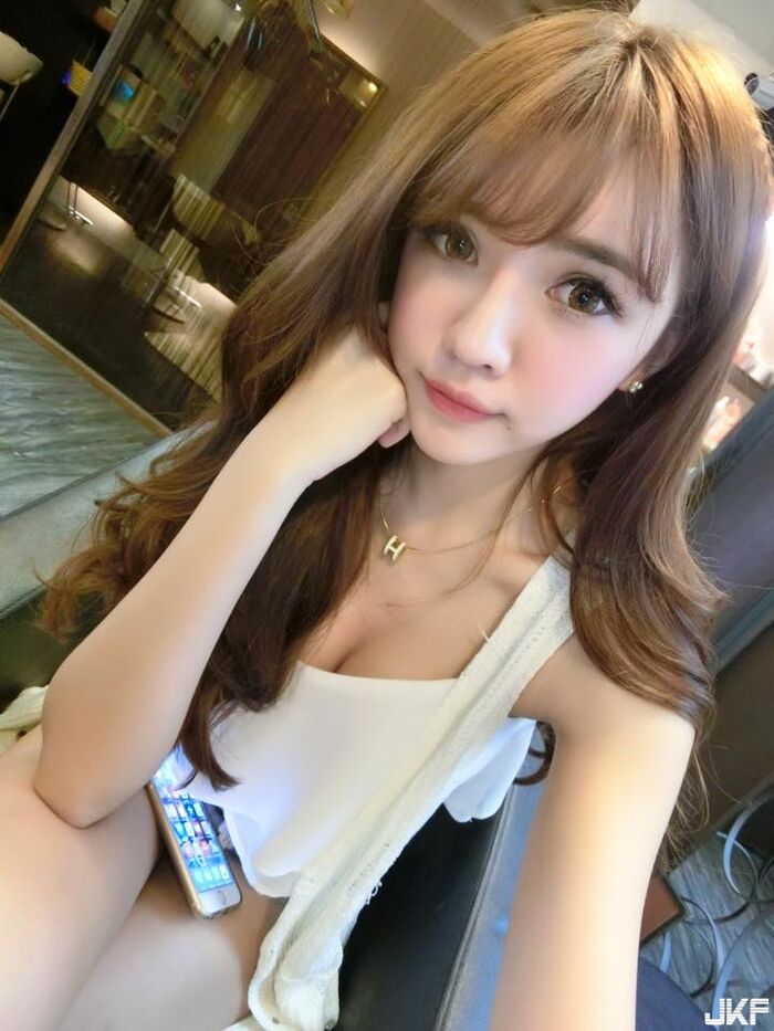 32D堅挺美胸麻豆~陳柔甄(陳咖喀)~坐沙灘上穿爆乳比基尼 呼之欲出的雙乳 30th image