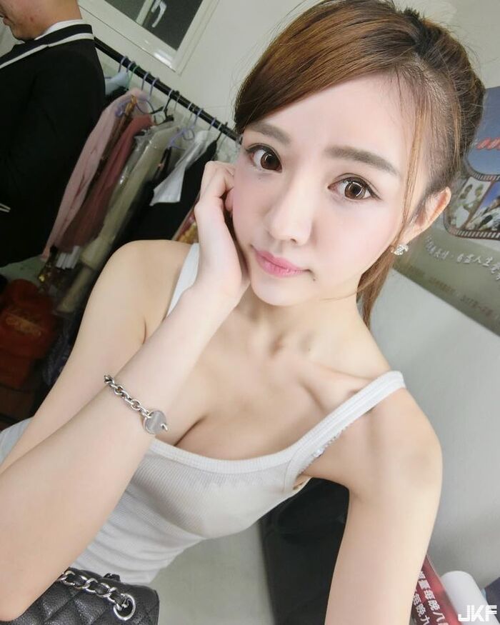 32D堅挺美胸麻豆~陳柔甄(陳咖喀)~坐沙灘上穿爆乳比基尼 呼之欲出的雙乳 32th image