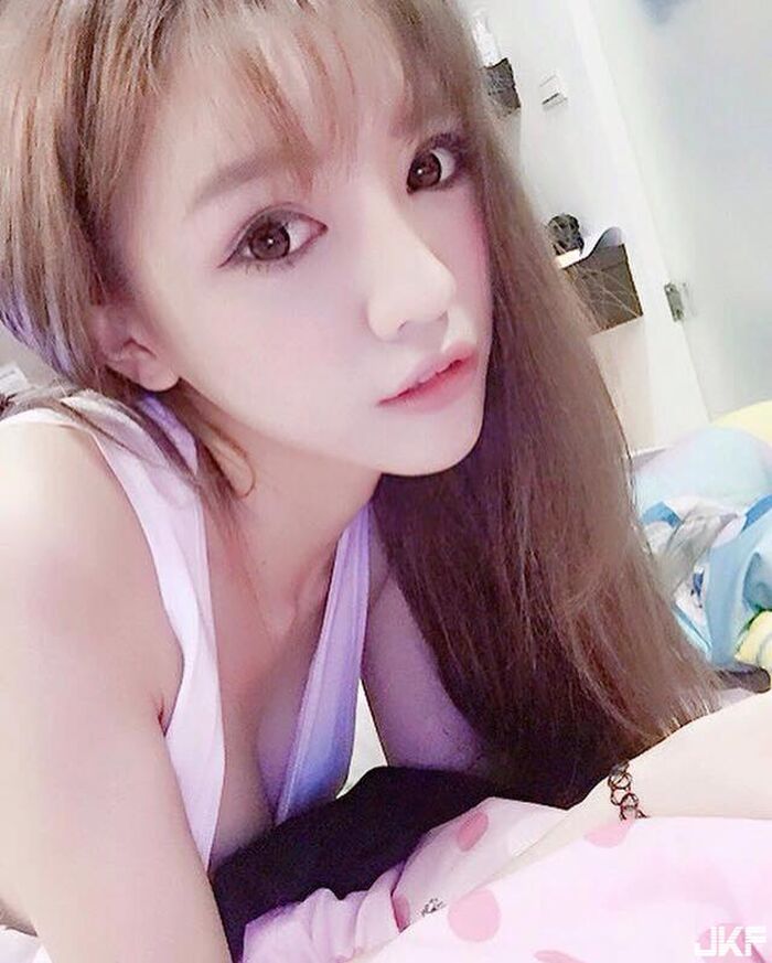 32D堅挺美胸麻豆~陳柔甄(陳咖喀)~坐沙灘上穿爆乳比基尼 呼之欲出的雙乳 4th image