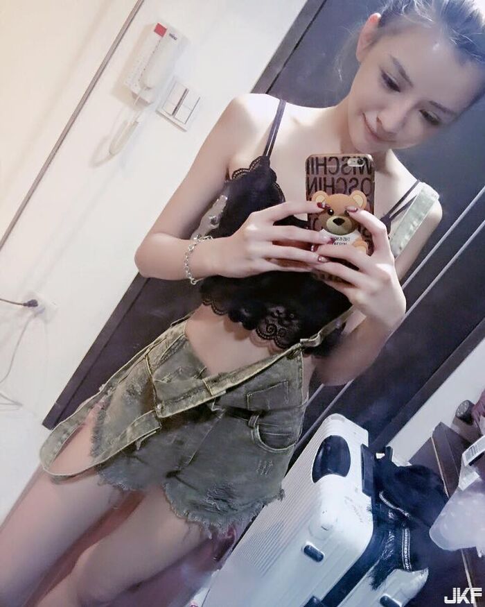 32D堅挺美胸麻豆~陳柔甄(陳咖喀)~坐沙灘上穿爆乳比基尼 呼之欲出的雙乳 7th image