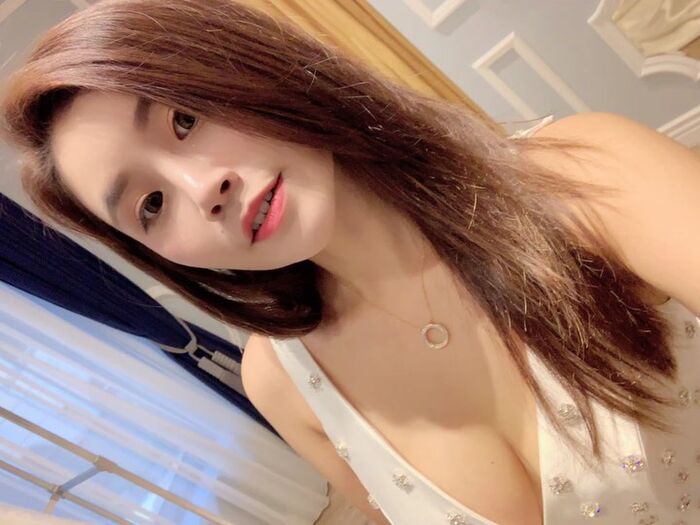 超飽滿「核彈豪乳」子姍撐爆小背心 4th image