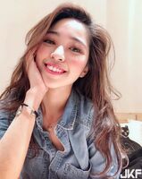 最兇空姐 Christy 大U領T恤被「超滿乳量」撐爆...呼之欲出的飽滿老外都看傻