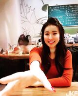 天菜英文老師 林熹Lindsey 辣露黑絲大長腿寫黑板…