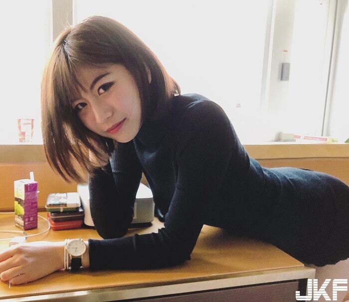 短髮正妹 Wendy Lin 一邊肩帶滑落留給人無限想像空間 12th image