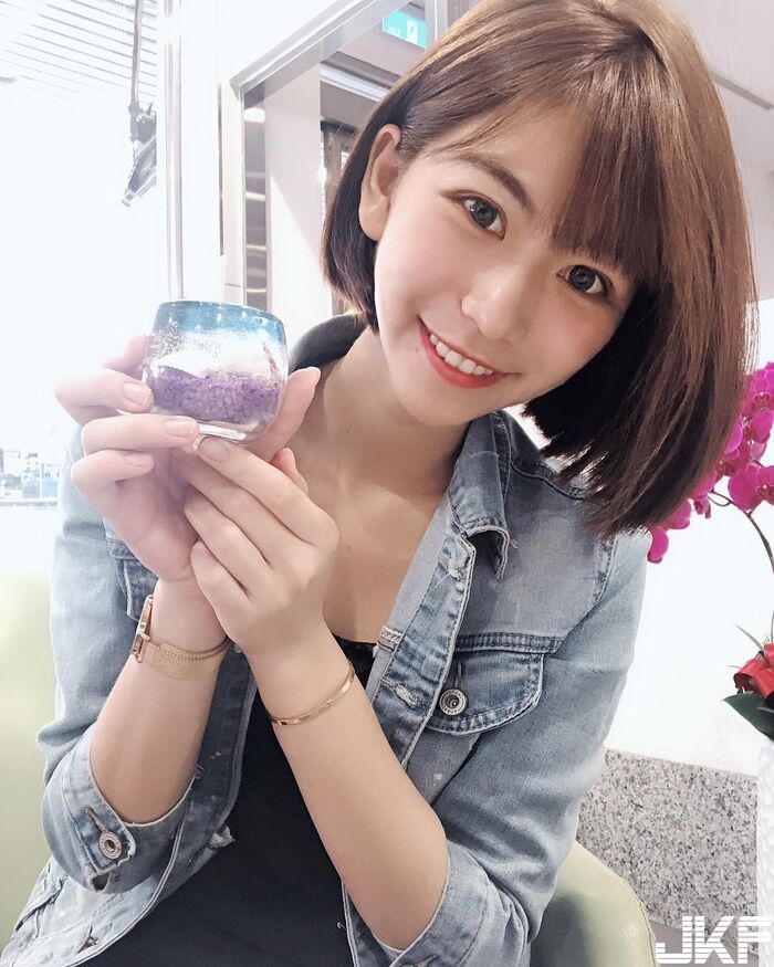 短髮正妹 Wendy Lin 一邊肩帶滑落留給人無限想像空間 15th image