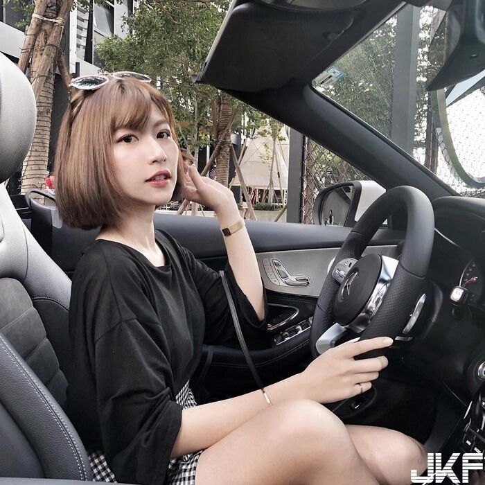 短髮正妹 Wendy Lin 一邊肩帶滑落留給人無限想像空間 8th image