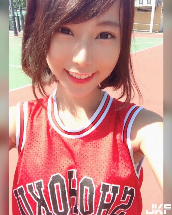 窄裙美腿正妹 Zoe So 外拍麻豆正到網友都受不了 11th image