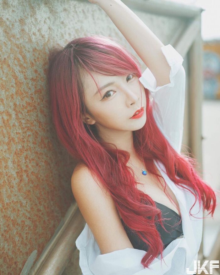 窄裙美腿正妹 Zoe So 外拍麻豆正到網友都受不了 12th image