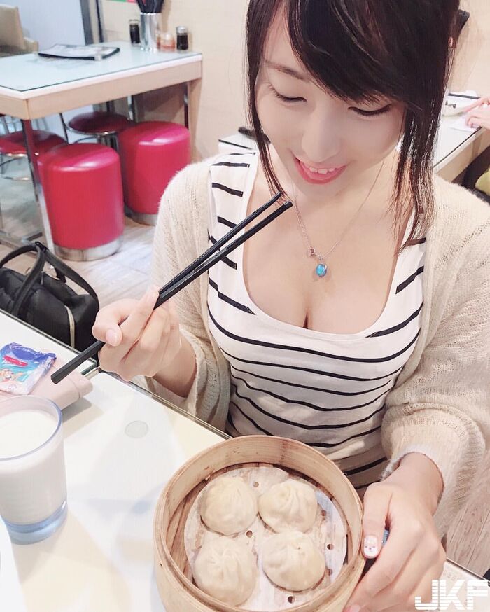 窄裙美腿正妹 Zoe So 外拍麻豆正到網友都受不了 9th image