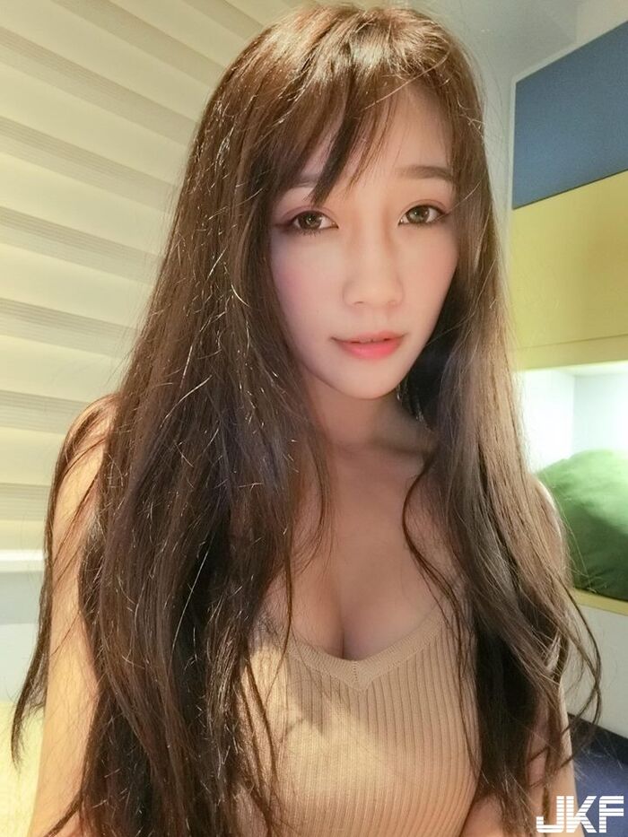 常法正妹 劉萱 網友：奶量很飽滿 2th image