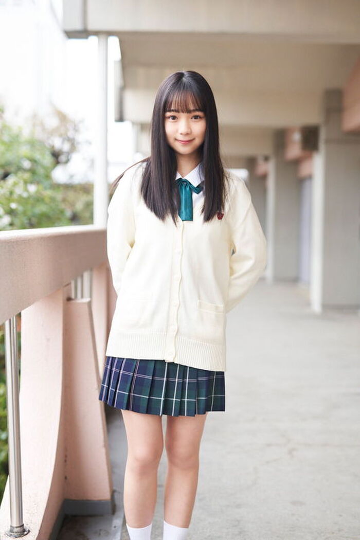 18-year-old 18-year-old Ikemoto, a third-year student at an active high school in Hyogo Prefecture, is generously showing off her toyoman bust nearing high school graduation www 18th image