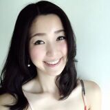 Alice Chiu鄰 a beautiful 孩 woman, care crawls and 讓 laugh 她 one hand...