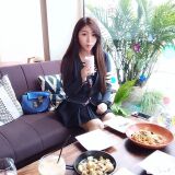 Erythr ㄦ ...  Amitomo, a 點 eye 辜 : My guess is 她.....