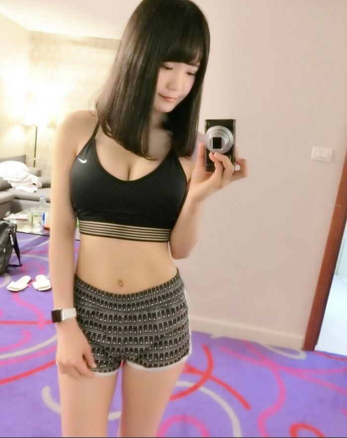 童顏巨乳又來啦!! 肉肉的好想鑽想跟她瘋狂 4th image