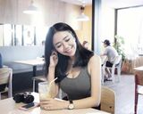 美乳正妹「車頭燈」好大！以後停電我要跟她一起窩著...