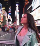 超犯規鋼琴演奏家 Lola Astanova 穿爆乳洋裝忘情彈奏…逆天長腿怎麼受的了