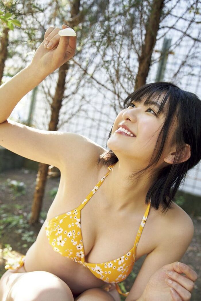 Minami Yamada performs glossy gravure on Friday! Fans are excited about the adult-like bikini swimsuit image! 10th image